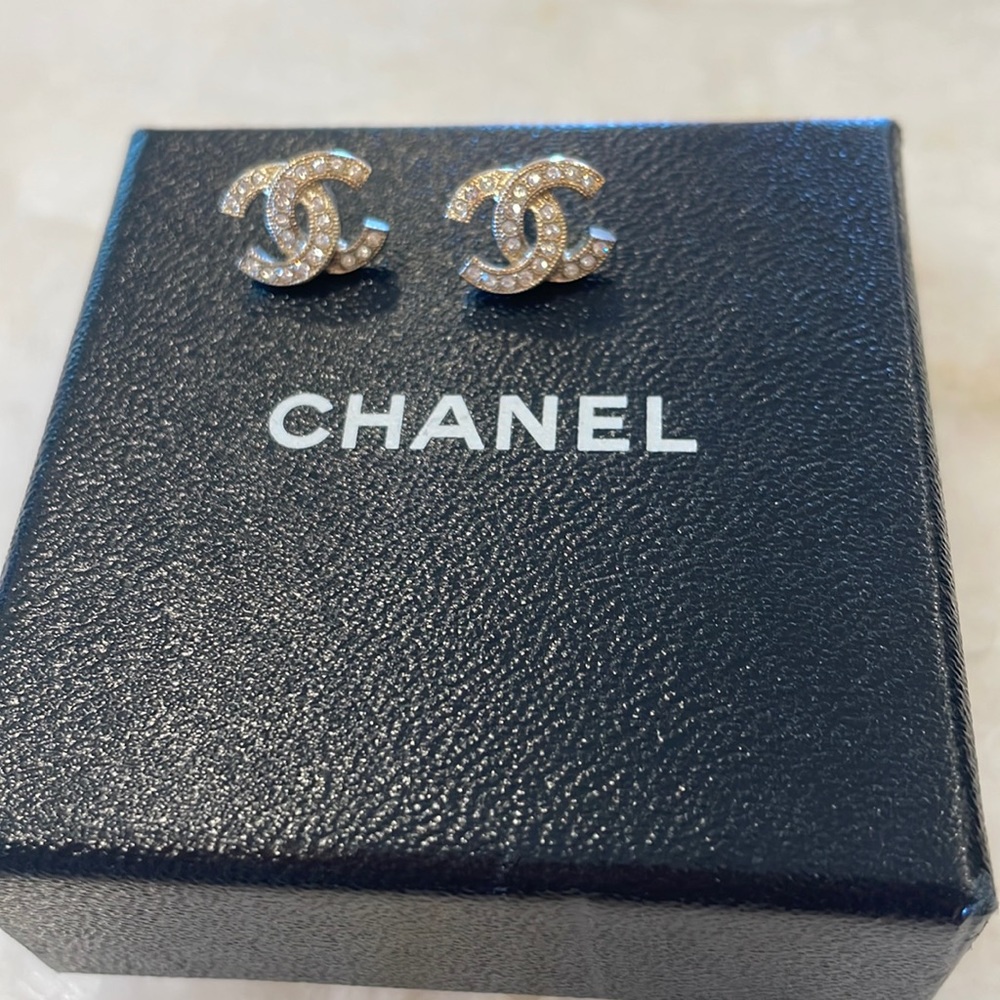 Chanel stud earring